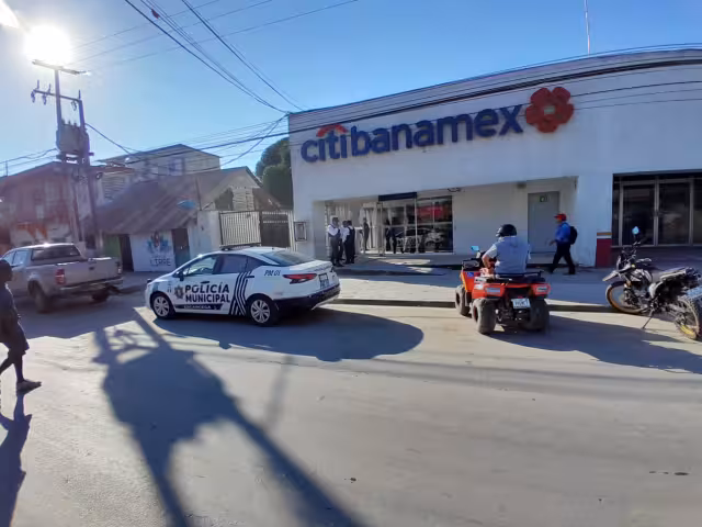 Elementos de la SPSC acudieron a un banco en la colonia Centro por una alarma disparada