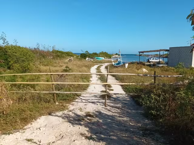 Pescadores colocaron maderas y alambres en la entrada al puerto de abrigo