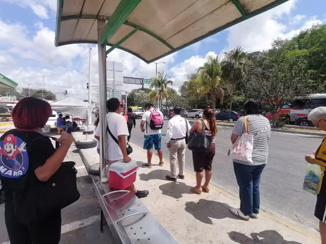 Los usuarios tienen que hacer largas filas y esperar mucho tiempo.