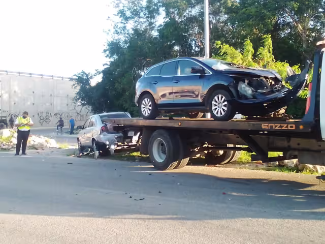 Las unidades involucradas en el choque en la Avenida Colosio de Playa del Carmen fueron retirados con grúas