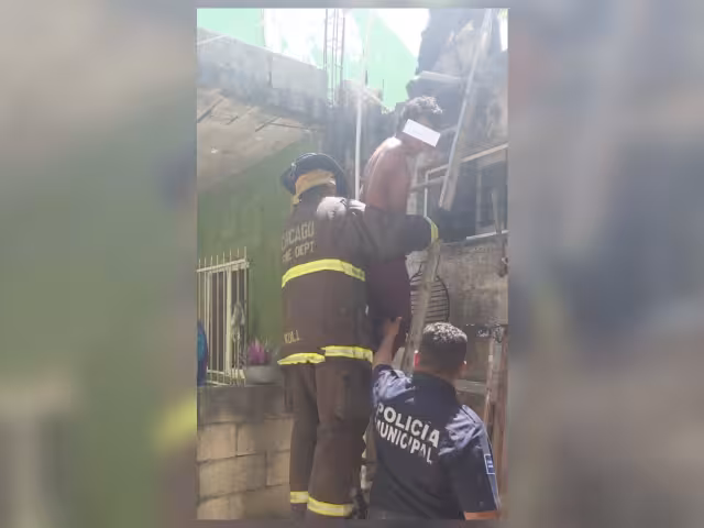 El hombre terminó en los separos de la Policía de Playa del Carmen tras ser bajado del techo de una vivienda
