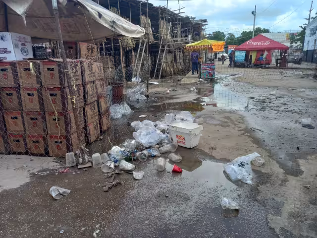 En los espacios de la celebración es notoria la acumulación de basura. Foto: Iván de Jesús May