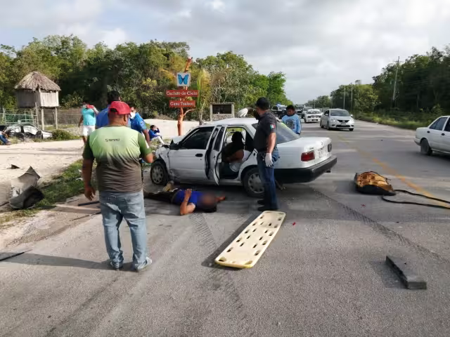 Uno de los tripulantes de los automóviles involucrados en en accidente en la Tulum-Cobá terminó prensado, por lo que bomberos lograron liberarlo