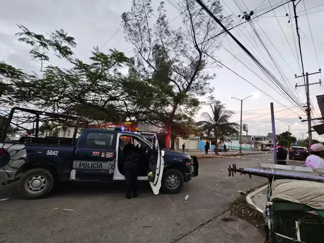 Elementos policiacos llegaron al lugar para resguardar la escena del crimen.