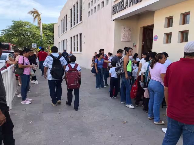 Padres de familia acompañaron a los estudiantes en el cierre del ciclo escolar