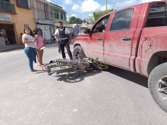 La conductora de la moto resultó con heridas en el brazo y otras partes del cuerpo