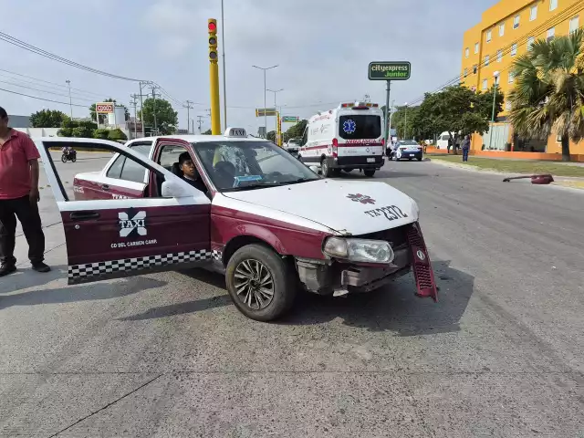 Taxi y camioneta de mudanza colisionan en Ciudad del Carmen