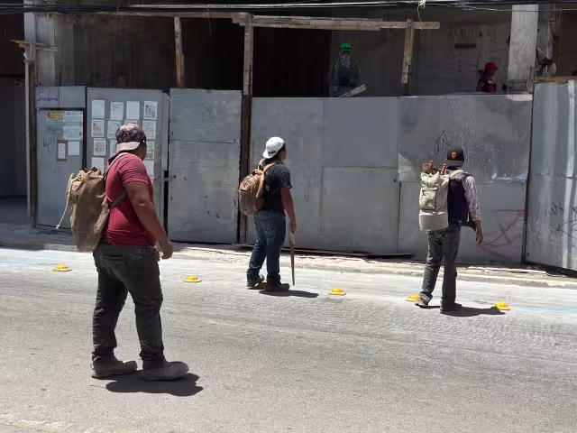 Los obreros salen a buscar trabajo cada día y las obras están paradas.