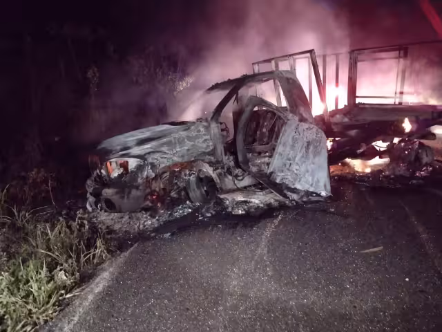 La unidad de la CFE fue consumida por el fuego, dejando sólo la estructura metálica del mismo, de donde automovilistas rescataron a dos personas