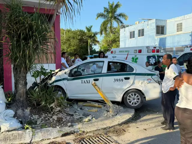 El taxi terminó impactando con un inmueble que sufrió daños considerables.