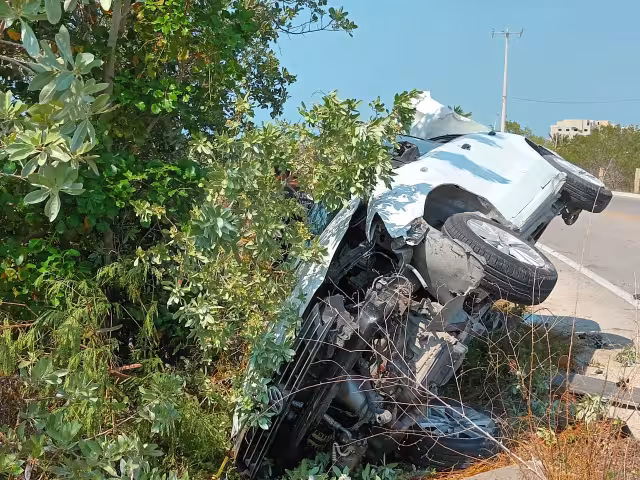 El auto del hombre quedó completamente destruido tras volcar