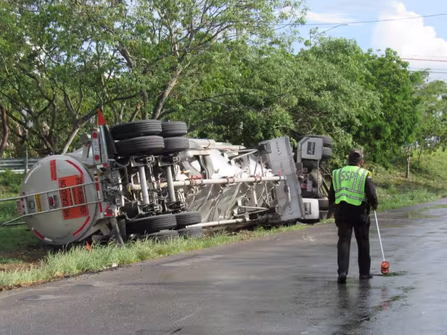 La pesada carga de un tráiler provocó su volcadura. Foto: Ernesto Pinzón