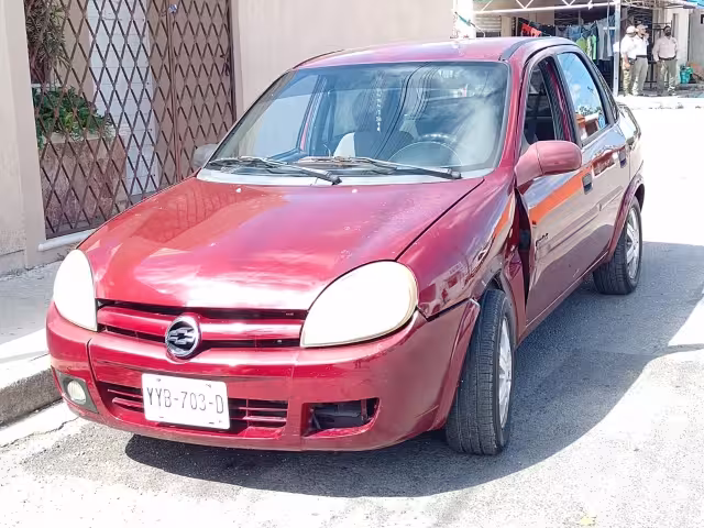 La mujer quedó sobre el auto luego de ser atropellada cuando conducía su motocicleta