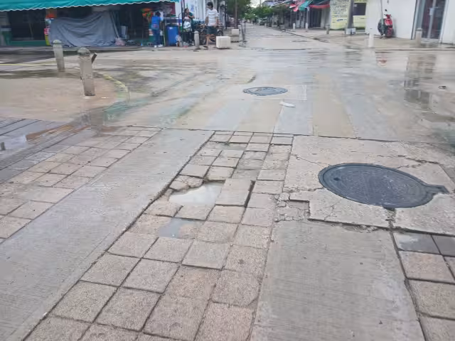 Un hoyo en el andador de la calle 29 pone en riesgo a peatones en Escárcega.