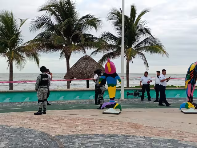 Un hombre sin vida fue hallado a la orilla de la playa en el malecón costero de Playa Norte.
