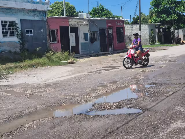 Baches convierten la calle Isabel la Católica en un caos vial en Champotón