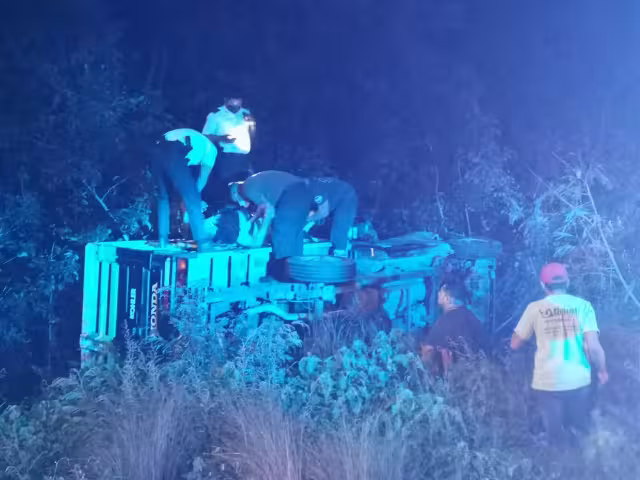 Una grúa fue la encargada de retirar la unidad que se encontraba sobre el acotamiento y maleza para su traslado al corralón