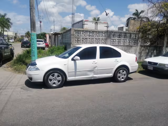 El automóvil terminó con una abolladura del lado de la puerta del conductor, luego del accidente en Chetumal