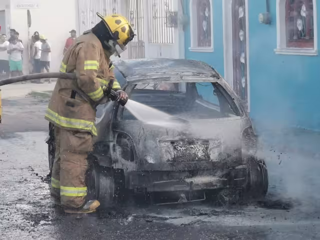 La propietaria del auto dice que la causa del incendio pudo haber sido un cortocircuito