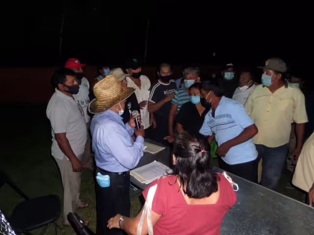 En el mitin celebrado en el domo municiapl se presentaron poco más de 150 comuneros, pero algunos comenzaron a retirarse luego de firmar bajo protesta