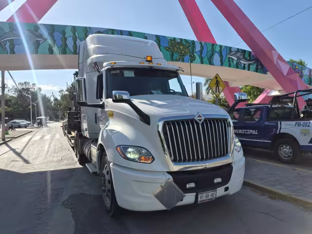 Tractocamión impacta puente “El Progreso” en Playa Norte y desata movilización policiaca