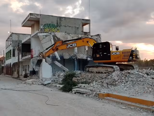 En una primera etapa se tiene contemplado demoler ocho inmuebles,donde se usa maquinaria pesada