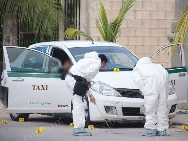El cuerpo del taxista quedó en el asiento del copiloto, cuando familiares intentaron trasladarlo al Hospital General de Cancún luego de ser baleado