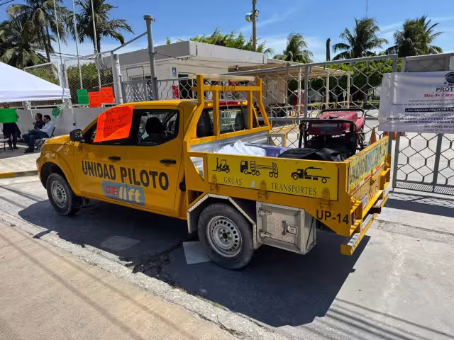Transportistas bloquearon los accesos de Protexa para exigir el pago de adeudos pendientes.