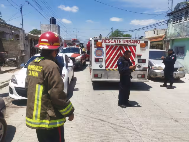 Integrantes del Heroico Cuerpo de Bomberos de la ciudad, auxiliaron a una menor y a un niño que resultaron lesionados