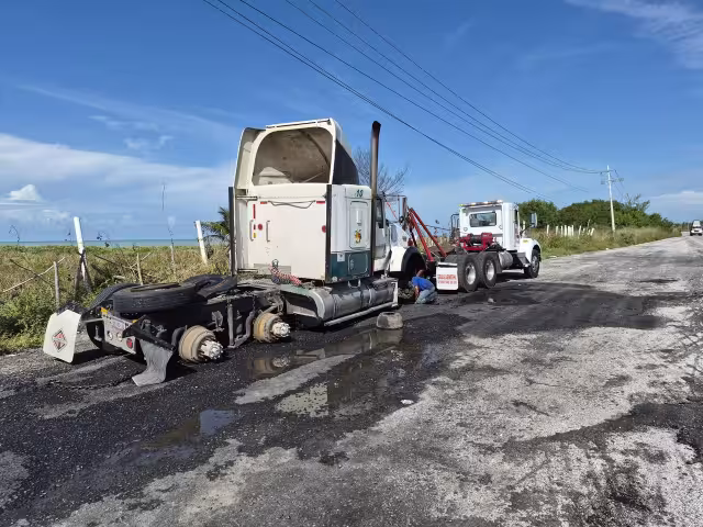 Guardia Nacional investiga abandono y desvalijamiento de tractocamión en Campeche