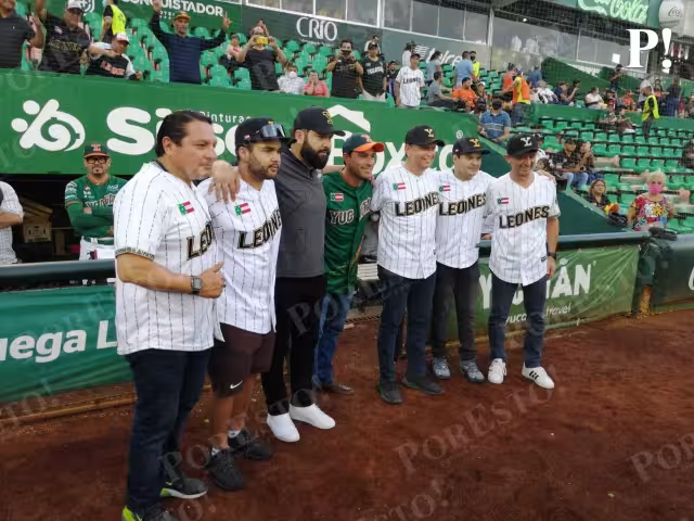 Mauricio Vila tira la primera bola en la final entre Leones de Yucatán y Diablos Rojos: EN VIVO