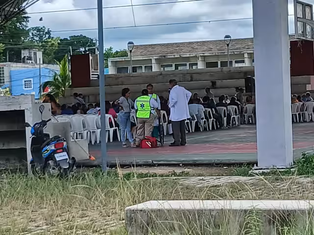 Una mujer septuagenaria sufrió un bajón de presión arterial durante un evento en la colonia Morelos de Escárcega.
