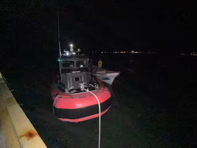 La información recabada en el lugar refiere que nueve tripulantes residentes de la isla, fueron rescatados con vida