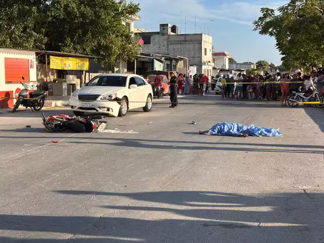El cuerpo del motociclista quedó sobre el asfalto y tapado por una manta.