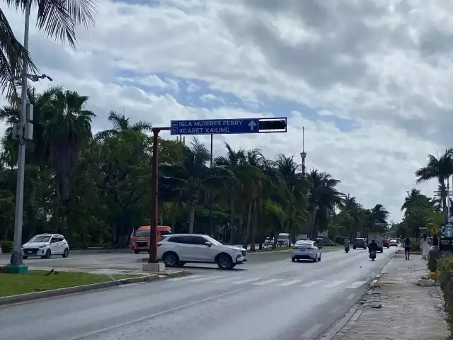 Más de 20 semáforos sin funcionar en la zona hotelera de Cancún ponen en riesgo a peatones