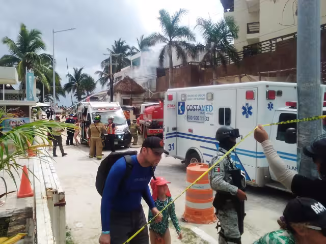 De la explosión una palapa empezó a incendiarse ante la presencia de los turistas