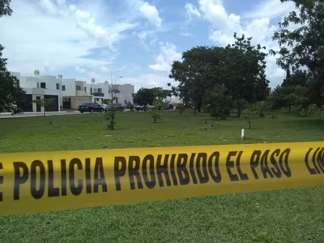 Versiones indica que el presunto asesino dio muerte a la mujer y al salir huyendo el policía motorizado lo detuvo