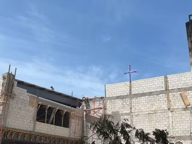 Albañiles de Mérida siguen la tradición del Día de la Santa Cruz