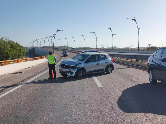 Unidad se impacta contra lámina de contención; víctima resulta con golpes leves