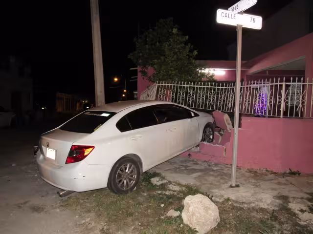 El automóvil derribó la barda de una casa durante la madrugada de este sábado en el segundo cuadro de Mérida