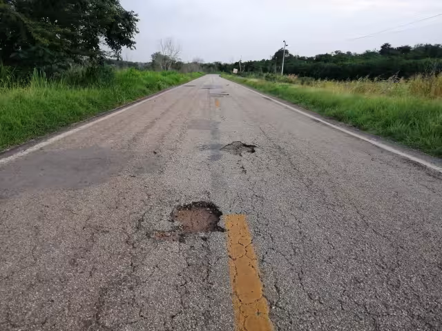 Baches en la carretera federal 261 Hopelchén-Bolonchén de Rejón ponen en riesgo a conductores, especialmente en temporada vacacional.