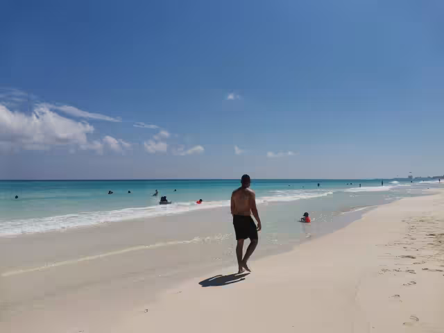 Protección Civil exhortó a la población a respetar a los guardavidas que son quienes velan por su seguridad Foto: Brian Lara