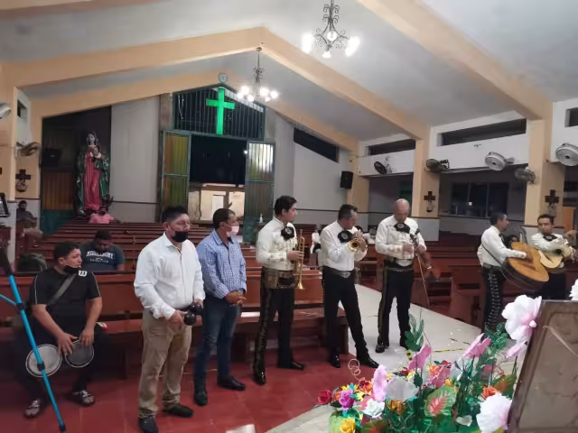 Los mariachis llevaron música a la iglesia de Santa Cecilia en Cozumel para pedir bendiciones y trabajo