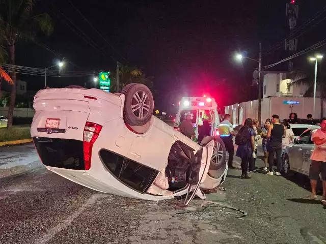 La camioneta blanca terminó volcada tras chocar con otros autos.
