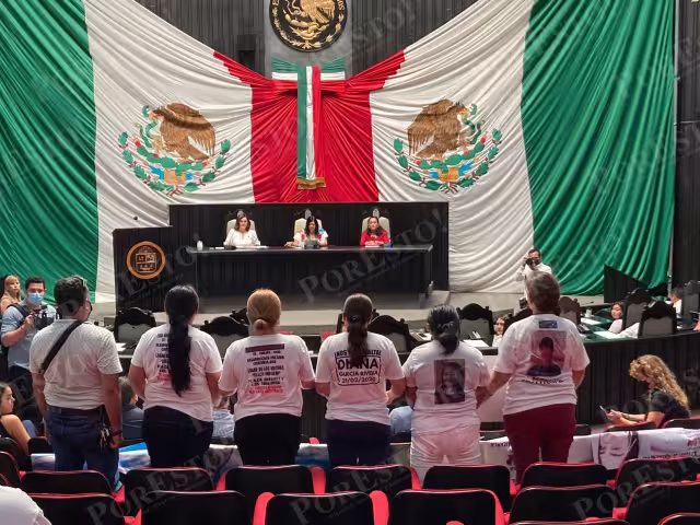 Las integrantes del colectivo de búsqueda 'Verdad, Memoria y Justicia llevaron pancartas para exigir respuestas sobre sus familiares desaparecidos en Quintana Roo