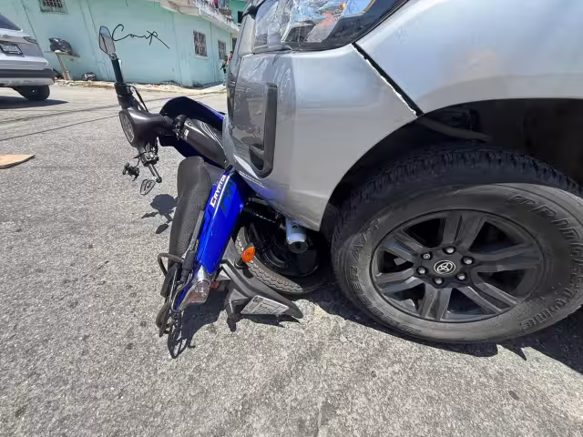 Así quedó la motocicleta tras el impacto ocasionado por el vehículo.
