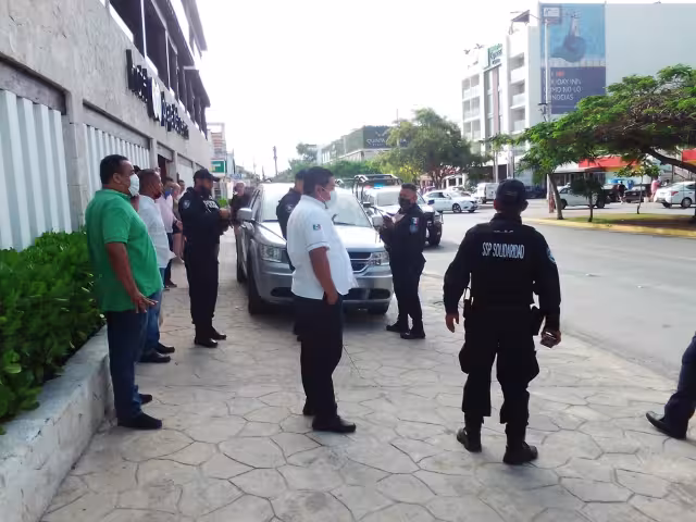 Los conductores de taxi en Playa del Carmen alegaron que la unidad no tiene placas federales para realizar el traslado de turistas