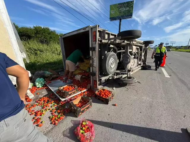 Una camioneta de carga volcó en la carretera federal 307, cerca de Playa del Carmen.