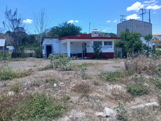 Vecinos señalaron que el médico solo acude una vez al mes o cada dos meses.