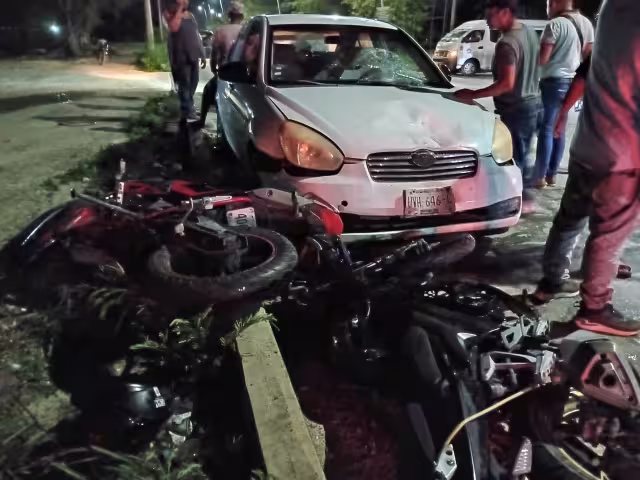 El conductor de un automóvil huyó tras chocar contra 2 motociclistas sobre la avenida Arco Vial